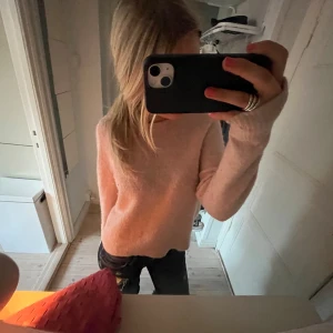 Samsøe samsøe stickad rosa tröja - Säljer nu denna mysiga rosa stickade tröja från Samsøe o samsøe. Står ingen storlek men skulle säga XS-S. Material mestadels ylle och alpacka. Hör av er för frågor eller fler bilder 💓