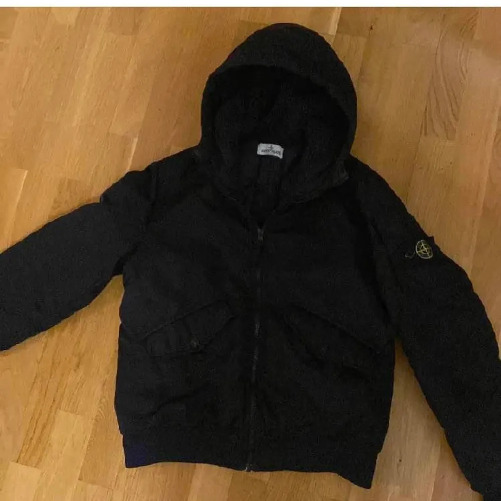 Säljer en riktigt fet stone island jacka i bra skick! Passar dig mellan 160-170!. Jackor.