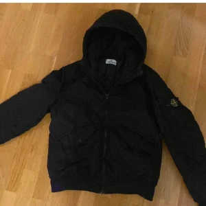 Stone island jacka - Säljer en riktigt fet stone island jacka i bra skick! Passar dig mellan 160-170!