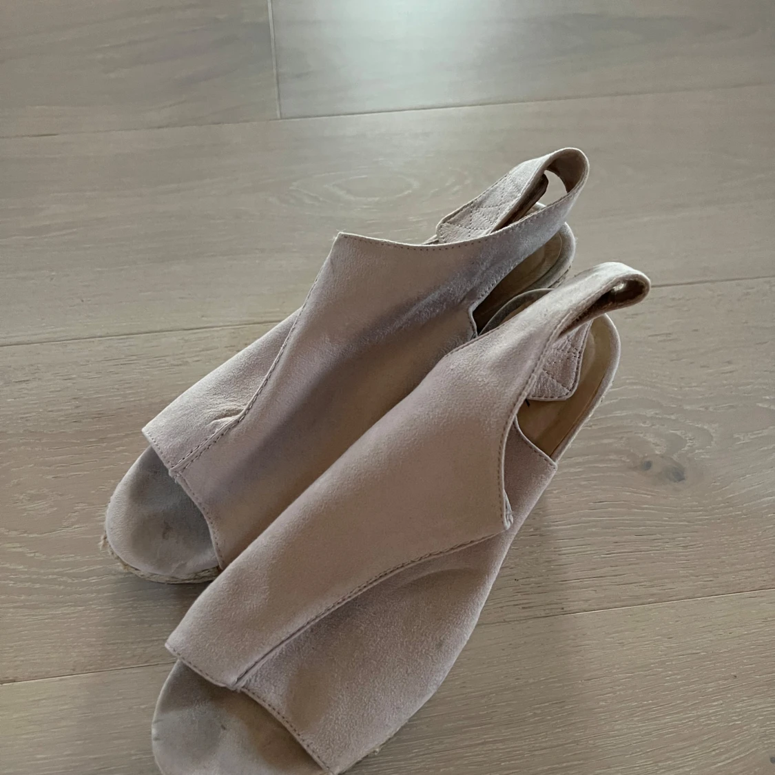 Beige kilklack sandaler - 90