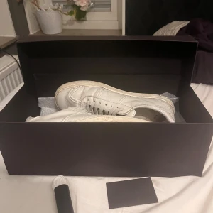 Valentino flycrews - Dom är i okej skicka men har fortfarande mycket att ge, 7 bitar borta  Har ni frågor är de bara att höra av er😁 Priset ör dock fast men kan sänka lite med snabb affär