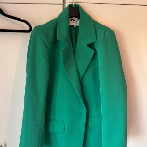 Grön Kavaj  - Säljer denna kavajen från Only, använd en gång. Storlek 38 och sitter rätt oversize.
