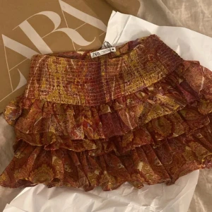 Zara kjol - Såå söt röd / orange kjol från zara!🤍