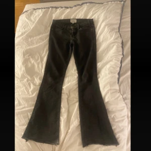 Bootcut jeans - Storlek S Innerbenslängd: 82cm Midjemått: 72 cm Skriv för bild på💕