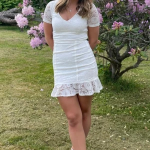 Studentklänning  - Vit studentklänning från Bubbleroom i storlek 34. Klänningen är endast använd en dag under studentfirande. Mycket bra skick! 