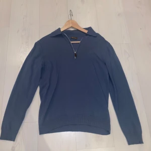 Stenströms ziptröja - Säljer tröjan då den blev för liten i storleken efter att ha tvättat den fel. Knappt använd.  - Är storlek M men passar S  - Nypris 1800kr