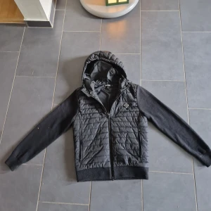 J lindberg Cardigan - J Lindberg Cardigan nypriss 3500-4000 den är i bra skick den säljs inte längre därav sällsynt  Perfekt till hösten och vintern