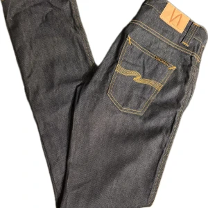 Nudie Jeans - Feta nudie Jeans nu till hösten! Dessa är i storlek W|29 L|32. Riktigt sköna sitter Slim. Mycket bra skick då de endast blivit prövade!