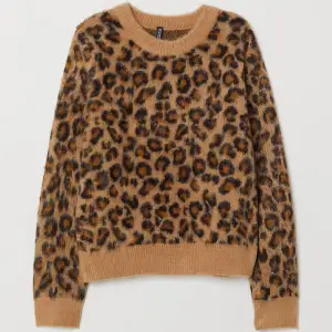 Tröja med leopardmönster ifrån H&M. Storlek S. Passar XS-S. Fint skick. Hör av dig för fler bilder eller med info!