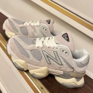 New balance 9060 - Hej! Säljer nu mina helt nya NB 9060!  De ser lite lite rosa ut på bild men skiftar mer åt det beiga hållet i verkligheten! De är för små på mig🥺 storlek 36 men känns mer som en 35  22,5 cm  Helt oanvända!🌸 nypris 2150!