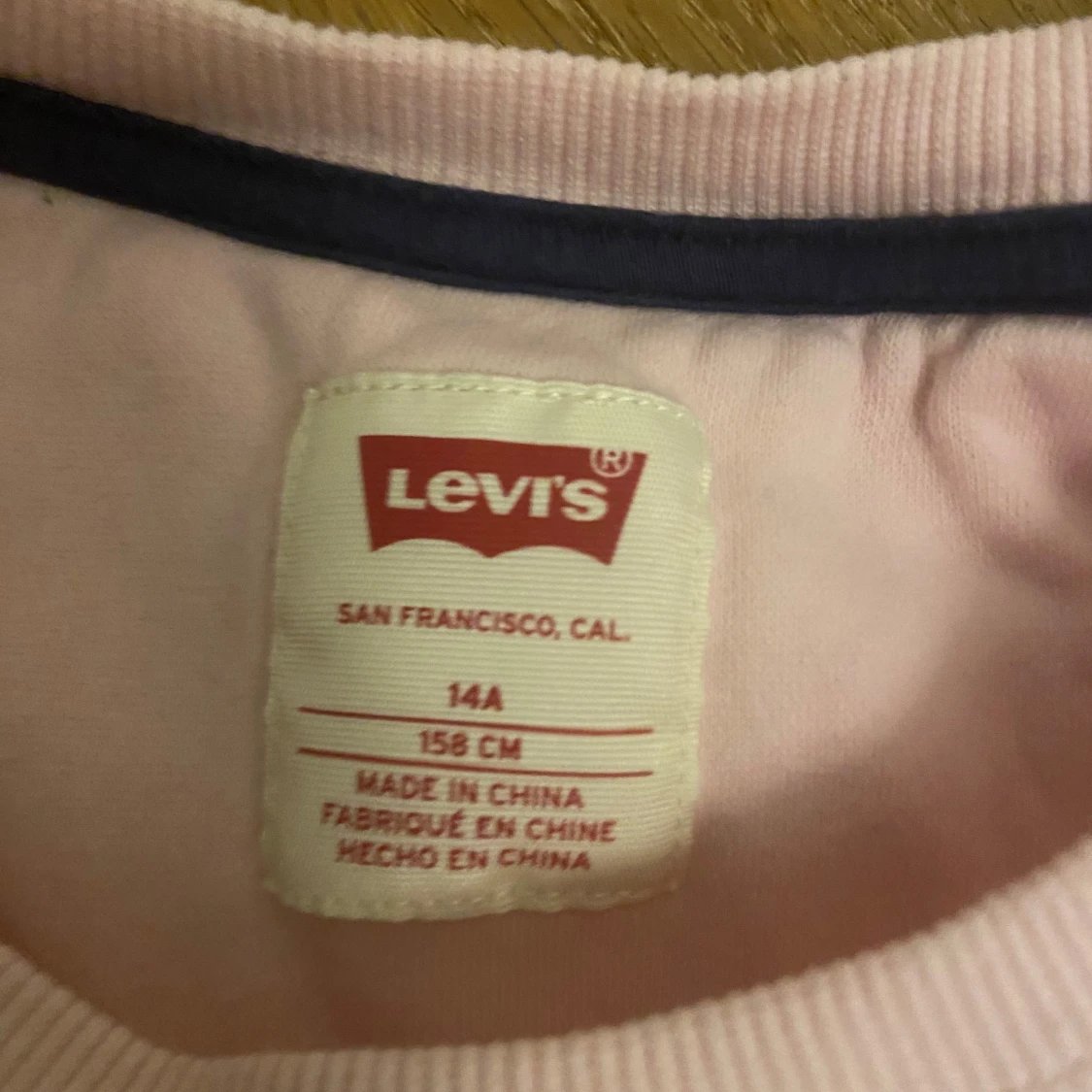 Rosa tjocktröja från Levis - 92