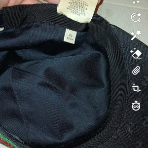 Gucci keps äkta 9/10 - Hej säljer nu min gucci keps för 2700 kr skick är 9/10 nästan ny box fins o något slags kuvär samt en påse o en dust bag fins i stockholm frakt funkar också!