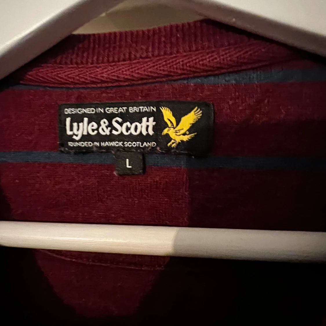 Vinröd randig tröja från Lyle & Scott - 90