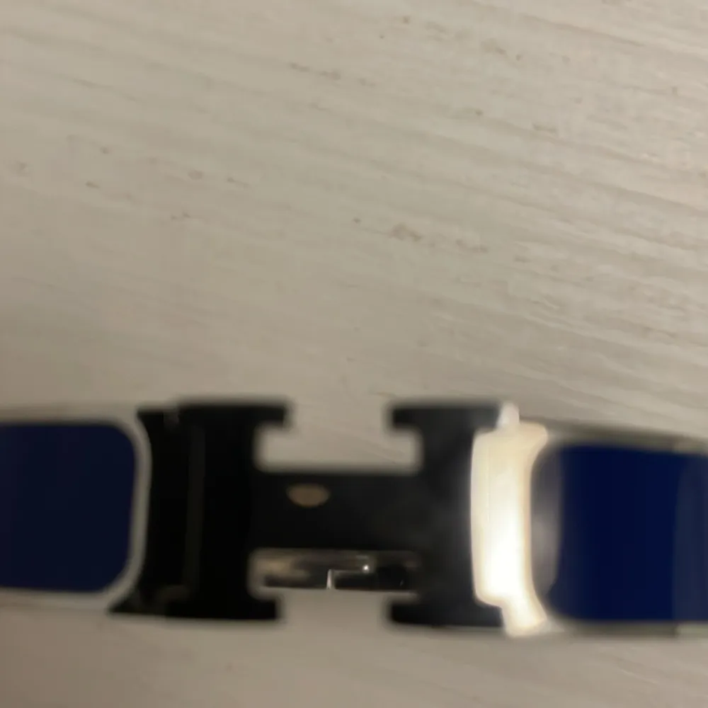 Ett riktigt fett Hermes armband som är helt identiskt med äkta och riktigt populärt just nu, snygg och eftertraktad färg som är lätt att matcha!. Övrigt.