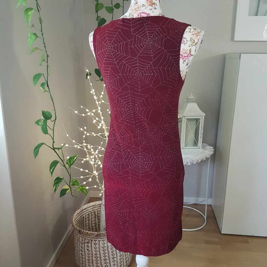 Klänning med glittriga spindelnät - 92