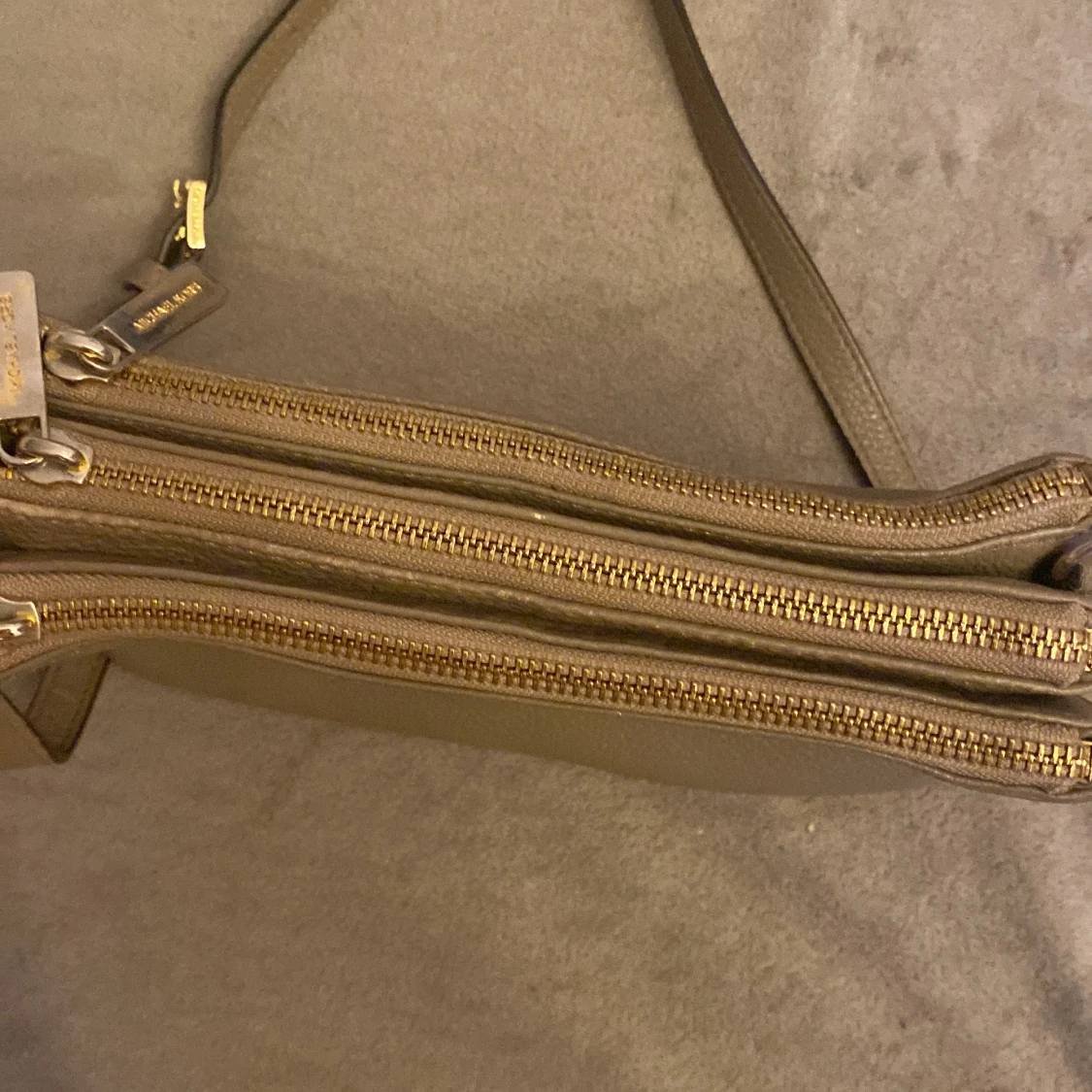 Michael kors axelremsväska  - 91