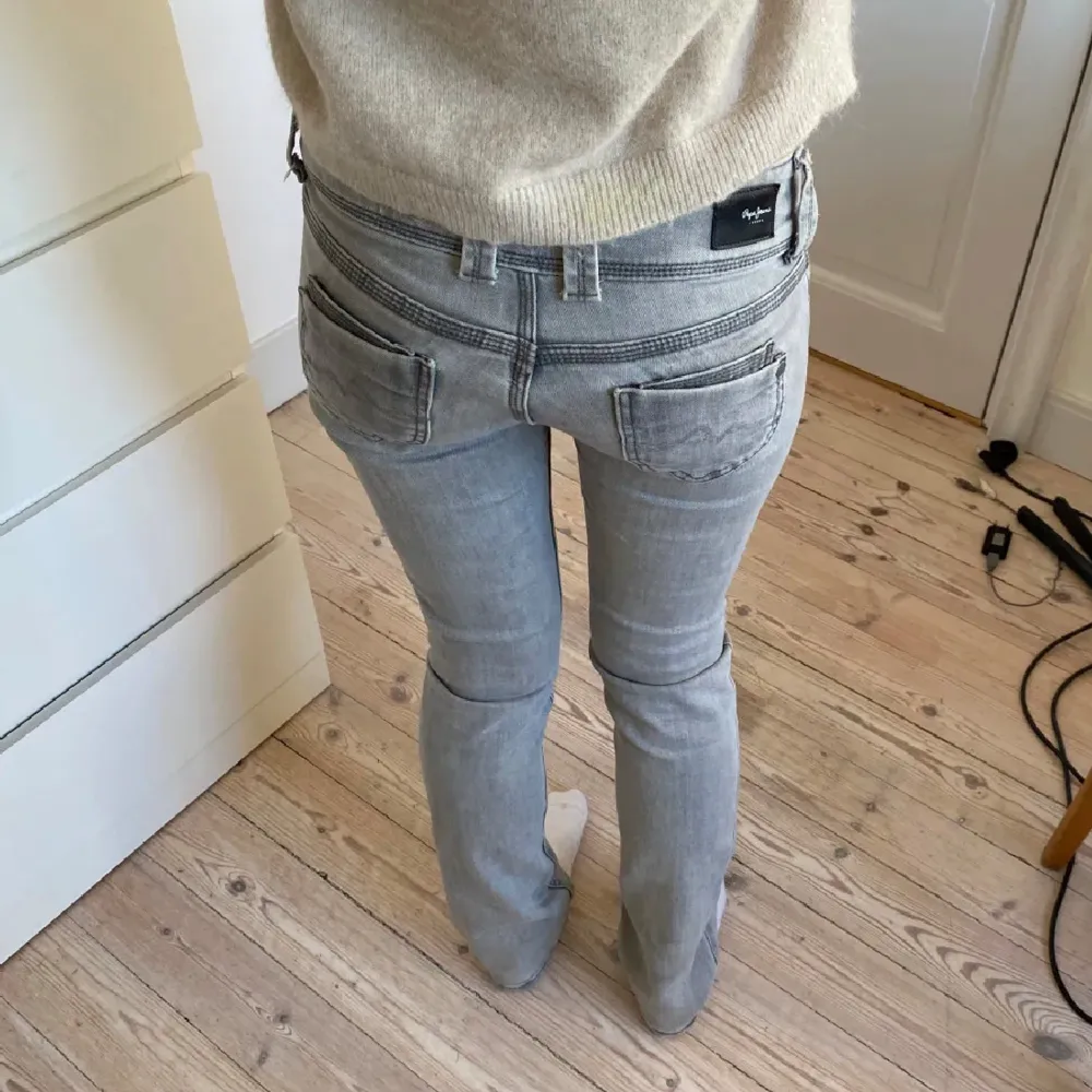 Super snygga populära low waist jeans från pepe jeans, nypris runt 1000kr. Jätte bra skick!! Mitt pris 600🫶🏼, bud på 660❣️. Jeans & Byxor.