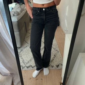 Lågmidjade svarta jeans  - Helt slutsålda lågmidjade jeans från zara, gammal kollektion. Säljer pga för små för mig så knappt använda🥹 