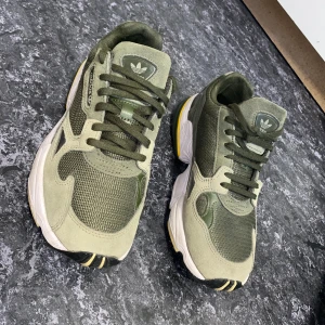 Adidas skor - Ordinarie pris: 700kr.  Använda fåtal gånger, som helt nyköpta skor!