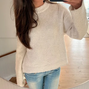 Vit stickad tröja - Mysig stickad tröja perfekt nu till hösten! Tröjan är köpt från H&M och har storlek S💕