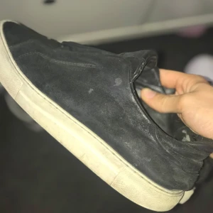 Axel Arigato - användt skick, skickar med tvättprodukter med skorna, och extra sulor