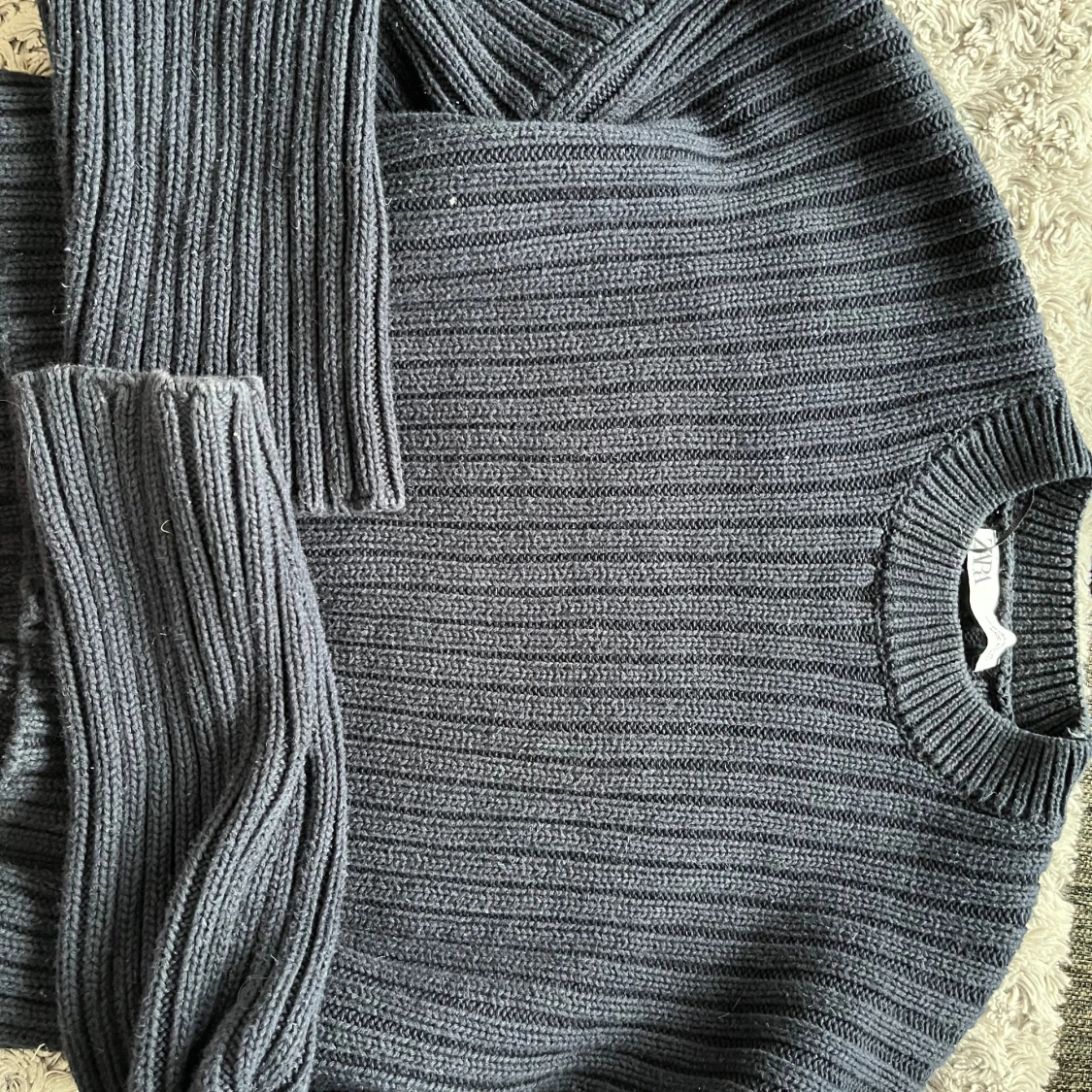 Mörkblå stickad tröja 