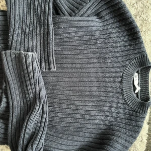 Mörkblå stickad tröja  - Mörkblå fin stickad tröja ifrån zara inga defekter🩷