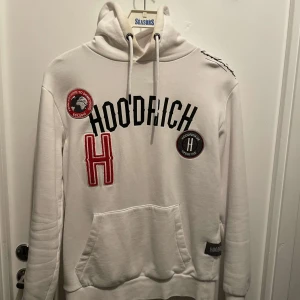 Hoodrich  - Säljer en vit hoodirch hoddie som är väldigt fin, den har ändrat lite färg vid luvan där framme men inget man tänker på så mycket, utan de har den inga defekter!