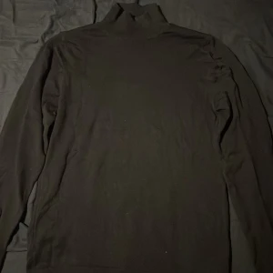 Svart tröja med rullkrage - Storlek S och bra skick Har använt innan men inte längre vill söka den, 