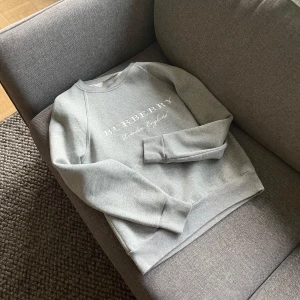 Burberry Crewneck - Säljer denna sköna tröja från Burberry, väldigt fräsch. Size S. Hör av er vid funderingar.