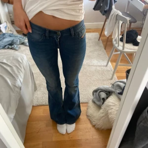Jättesnygga lowwaist diesel jeans  - Jättesnygga diesel jeans i superbra skick! Storlek 26/32 men skulle säga är väldigt stretchiga i materialet!