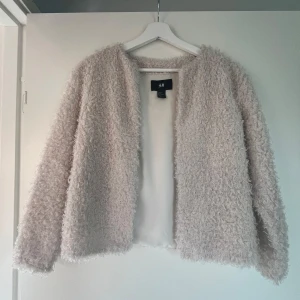 Pälsjacka  - Såååå snygg pälsjacka perfekt nu till hösten 🫶🏼säljer då den är för liten för mig 