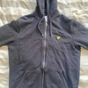 Lyle & Scott zip up  - Lyle & Scott zip up, bra skick men litet tecken på miss färging på magen men inget man märker till mer bara ögat. Storlekt S men rekommenderar till XS då den är liten i storlek. Orginalpris 899