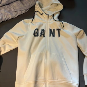Gant zipp Hoddie  - Säljer nu en vit zipp Hoddie som jag inte använder där den va för liten och inte kunde lämna tillbaka den är helt ny testad 1 gång 