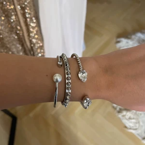 Edblad armband med nitar 💋 - Superfint armband med nitar från Edblad. Endast testat. Nypris kostar armbandet 600kr.💓 Boxen till smycket ingår självklart