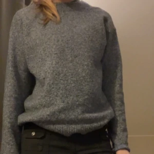Stickad tröja - Mörkblå stickad tröja från Veromoda. Jätte fint skick knappt använd. Bara att trycka på köp💕