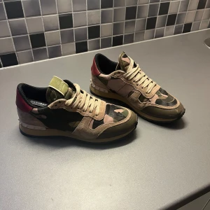 Valentino rockrunner - Ett par stilrena rockrunners som är i bra skick passar passar 39,5 - 40,5