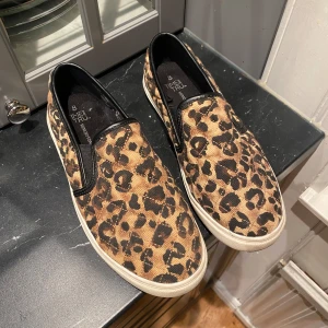Leopardskor  - Leopardskor /slipons i fint skick!  Köpta i usa, så storlek 8 är i amerikanskt mått ≈ 39/40 