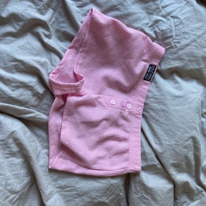 Rosa shorts - Mjukis shorts, säljer då dom är för små. Dom är endast testade annars helt nya.