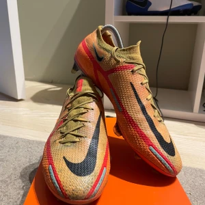 Nike phantom elite - Nike phantoms elite i mycket fint skick. Pris kan alltid diskuteras, hör av vid minsta fundering🙌😁!