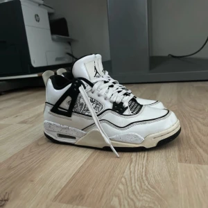 Jordan 4 diy - Fint skick lite slitna vid hälen bara ❤️inte creasade!! 