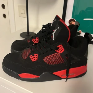 Jordan 4 red thunders  - Hej! ja säljer mina Jordan 4 red Thunders pga att dom inte passar min stil. Pris kan diskuteras vid snabb och smidig affär, hör av er om ni har några funderingar eller om ni vill ha fler bilder