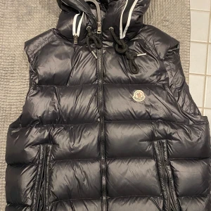 Moncler väst  - Moncler väst vet ej om äkta men taggar och qr kod som fungerar och kanon kvalitet ! 