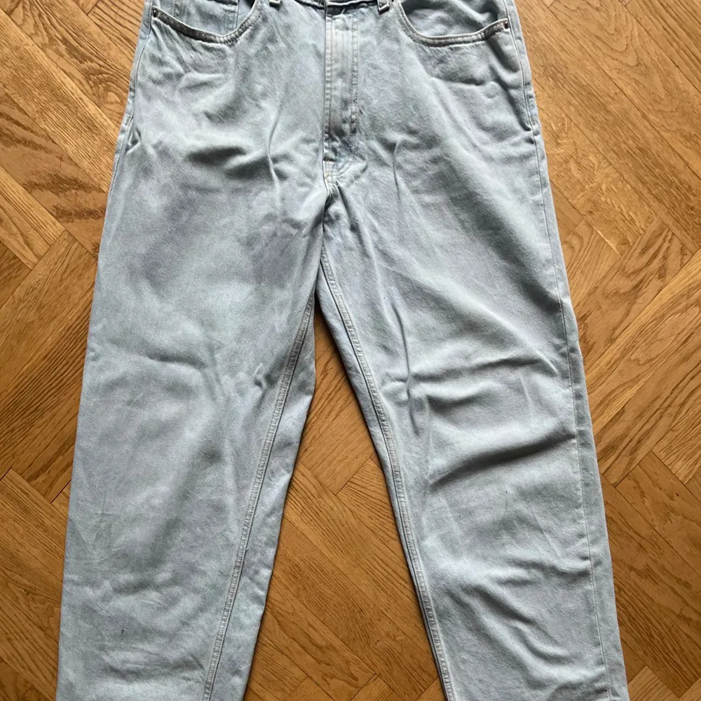 Säljer ett par ”Baggy jeans” med märket ”Valient” från Carlings. Byxorna är näst intill oanvända och är i superbra skick. Nypris 699kr.. Jeans & Byxor.