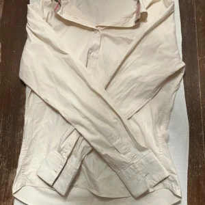 Burberry skjorta - Säljer den a feta burberry skjorta i jätte bra skick
