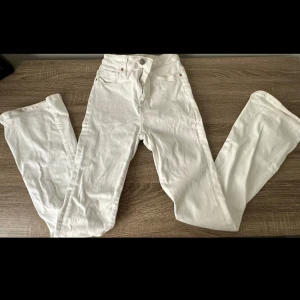 Utsvängda jeans  - Superfina utsvängda, new denim vita jeans från Gina tricot I size S