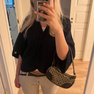 Väska - Säljer min fina lilla iets frans väska, väskan är beige med bruna detaljer  skriv vid frågor😊