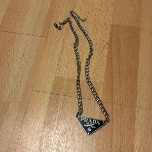Prada halsband - Oerhört stilrent Pradahalsband. Köpt second hand men är i väldigt fint skick.