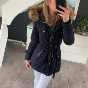 Marikoo vinterjacka - Denna fina mörkblåa Marikoo vinterjackan är nästan helt oanvänd eftersom den inte passar mig längre. Nypris var 1800kr köpt ifrån Zalando och säljer den nu för 999k. Den är väldigt varm och mysig nu inför en kall vinter, pälsen på är inte riktig😊