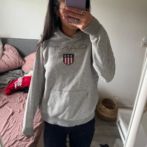 Gant Hoodie - Gant hoodie, passar både kille och tjej. Storlek 170. 